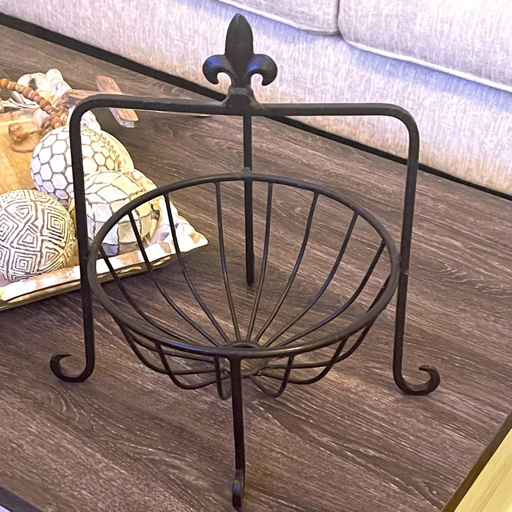 Fleur-de-lis Fruit Basket